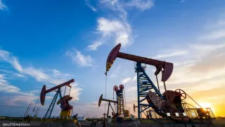 النفط يتراجع دون 107 دولارات بعد تحركات سعودية  للإمدادات عبر عُمان