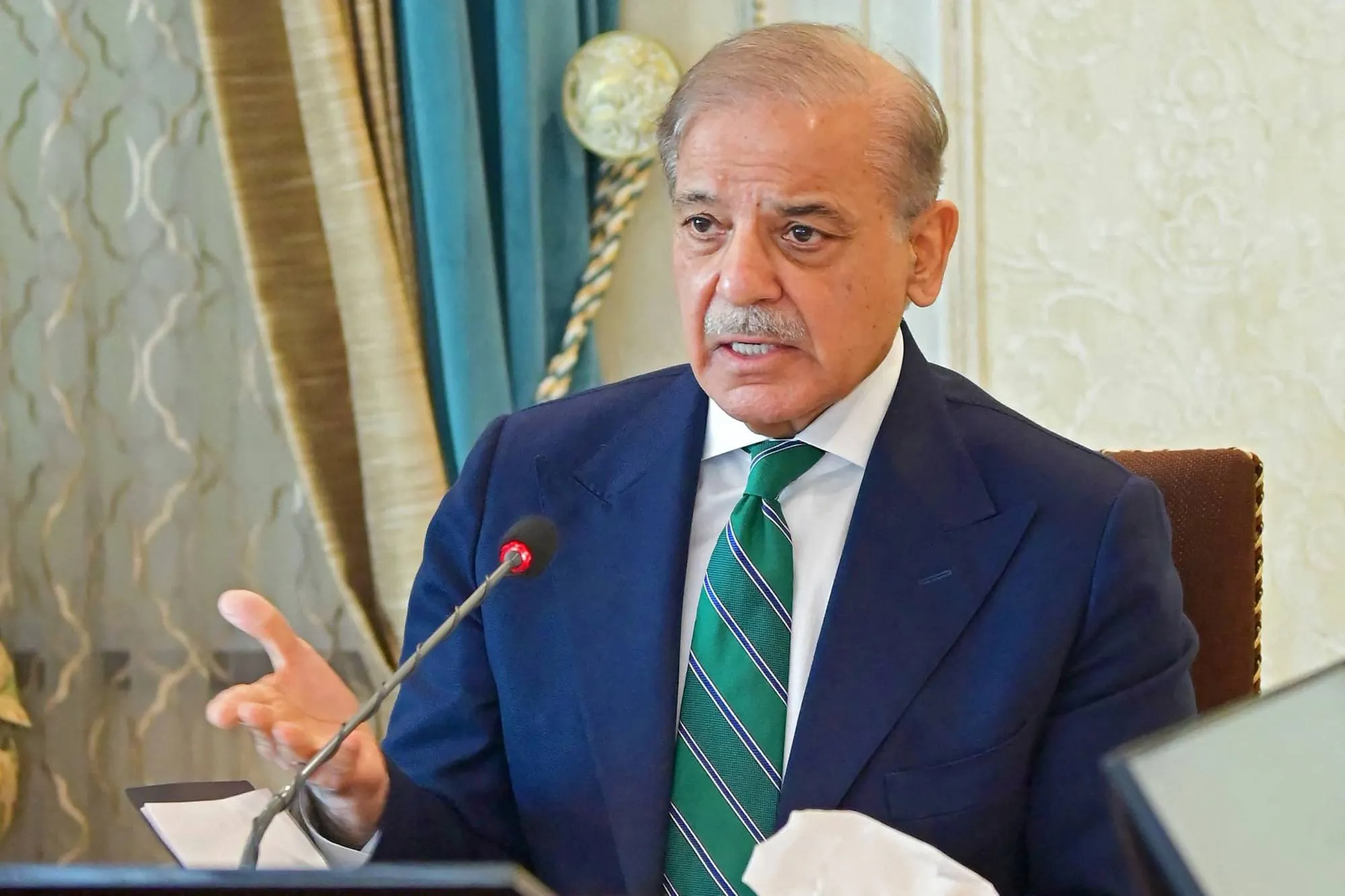 باكستان تخفض أسعار البنزين..وتطلق حزمة لمواجهة التداعيات الإقتصادية