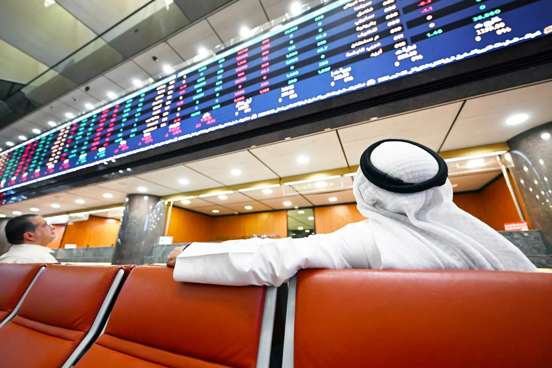 خسائر أسبوعية جماعية لأسواق الخليج مع استمرار إغلاق مضيق هرمز
