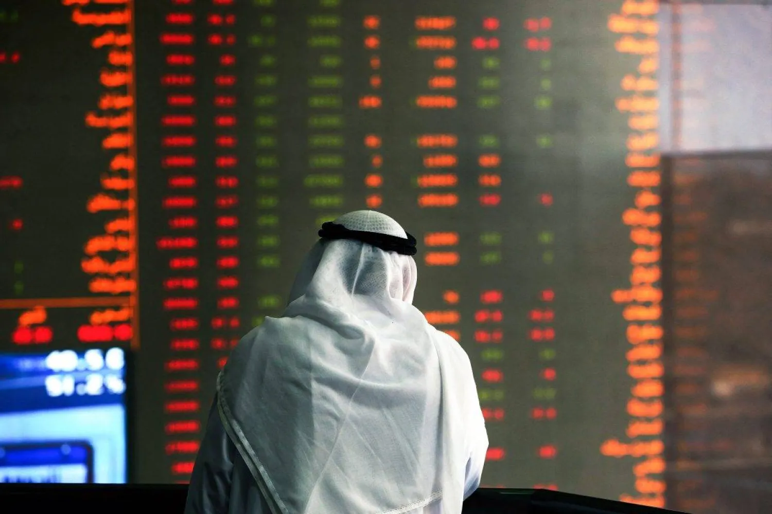 تباين أداء أسواق الخليج مع تزايد الضبابية حول مضيق هرمز