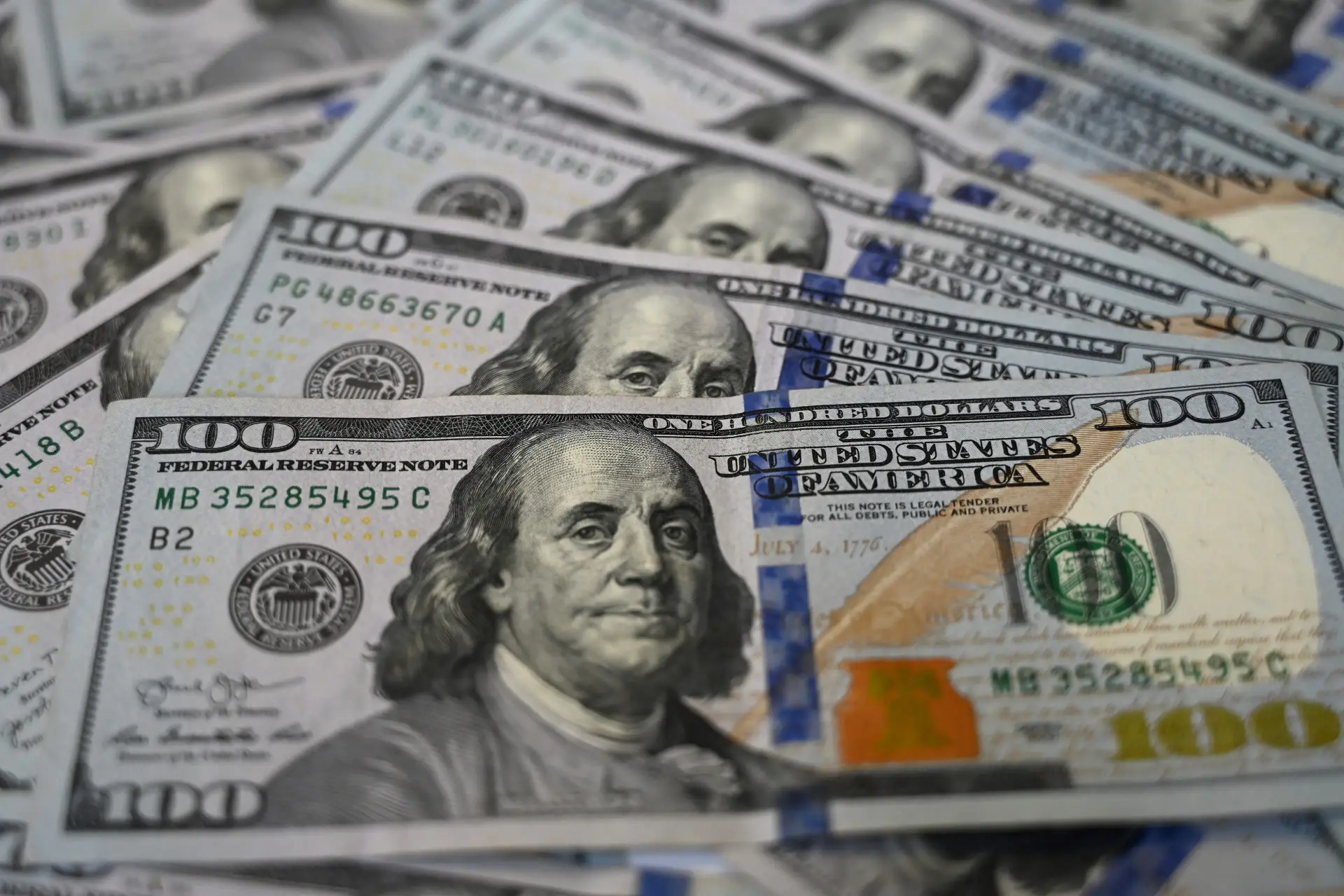 مصحوباً بزلزال في الأسواق.. تقرير الوظائف الصادم يقفز بالدولار والين يكسر حاجز الـ 160