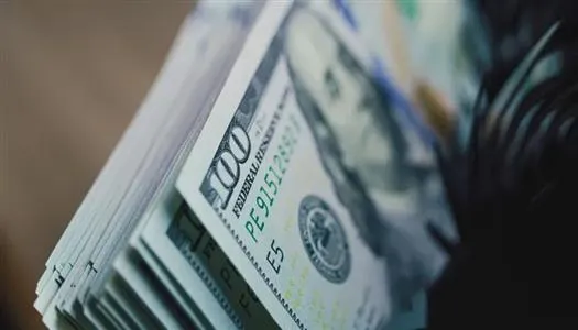 مؤشر الدولار الأمريكي يرتفع وسط توترات الأسواق العالمية وتحركات قوية في العقود الآجلة صعود مؤشر الدولار الأمريكي في الأسواق العالمية