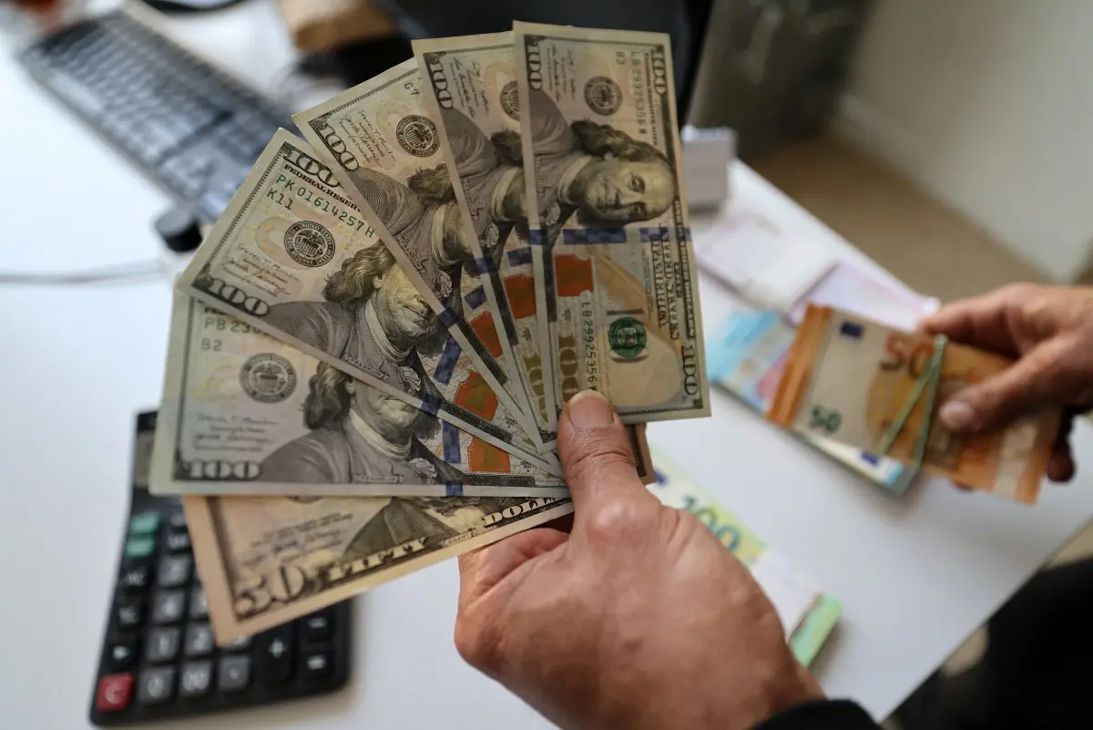 تراجع الدولار الأمريكي بعد تقارير عن اتفاق لتمديد وقف إطلاق النار بين واشنطن وطهران dollars-test