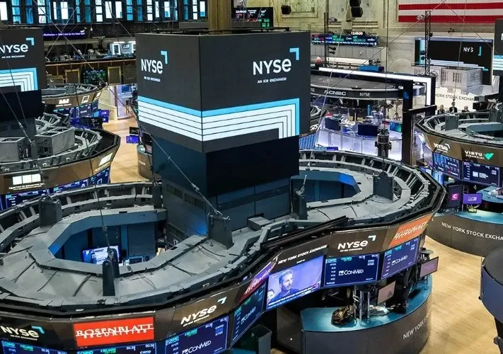 تباين في وول ستريت..ستاندرد أند بورز يسجل إغلاقاً قياسياً جديداً بدعم طفرة رقائق الذاكرة وأسهم التكنولوجيا wallstreet