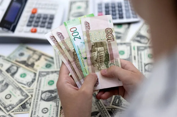 الإسترليني يرتفع أمام الدولار ويتحدى الانكماش المفاجئ للاقتصاد البريطاني