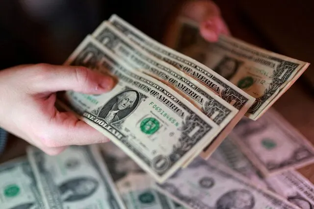 الدولار يواصل الترنح وسط آمال هدنة هرمز.. وإتجاه لخسارة أسبوعية بضغط من مسار التفاوض dollars-test