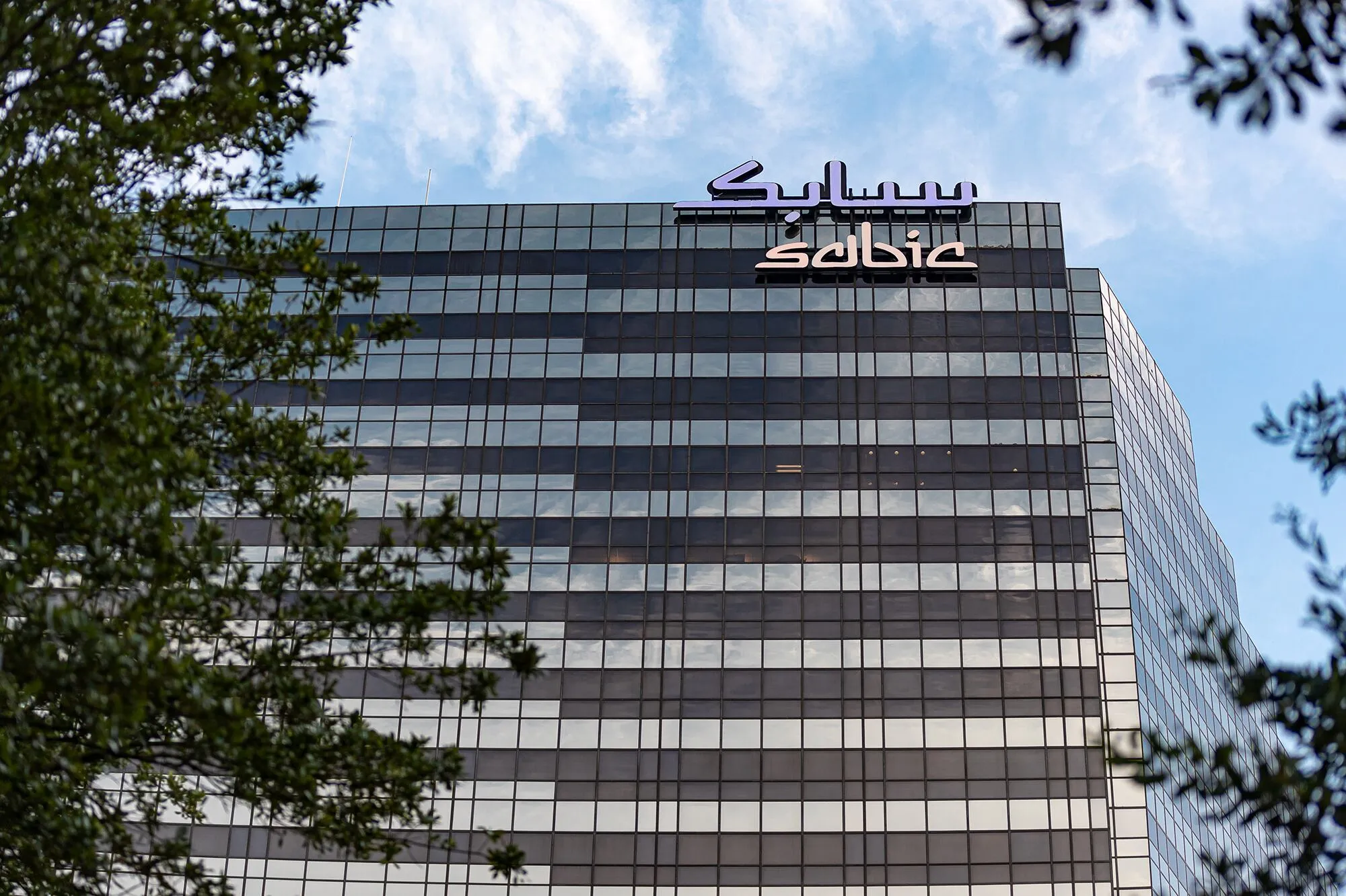 سهم سابك يرتفع 2.2% مع تحسن التداولات وتوقعات صعود محدودة من المحللين سهم سابك يرتفع مع توقعات محللين بارتفاع محدود خلال 12 شهرًا