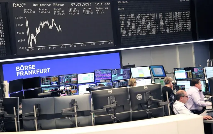 الأسهم الأوروبية تتراجع بضغط من توترات الشرق الأوسط.. والصفقات الكبرى تحرك سهمي إيزي جيت ويونيفرسال