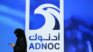 بعد بيع 70 مليون برميل.. أدنوك تطرح عطاءً جديدًا لشحنات النفط الخام