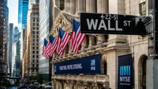تراجع وول ستريت عقب بيانات وظائف أقوى من المتوقع تعزز احتمالات رفع الفائدة