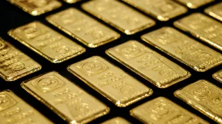 Gold Rallies Alongside Treasuries as Tech Selloff Drives Haven Demand