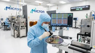 Micron (MU) Holds 932 USD as HBM4 Pipeline and Nvidia Demand Fuel Institutional Accumulation