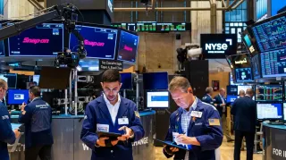 السهم الذي خسر 50%.. هل تشتريه أم تبتعد عنه؟ نصائح تحدد وجهتك قبل القرار