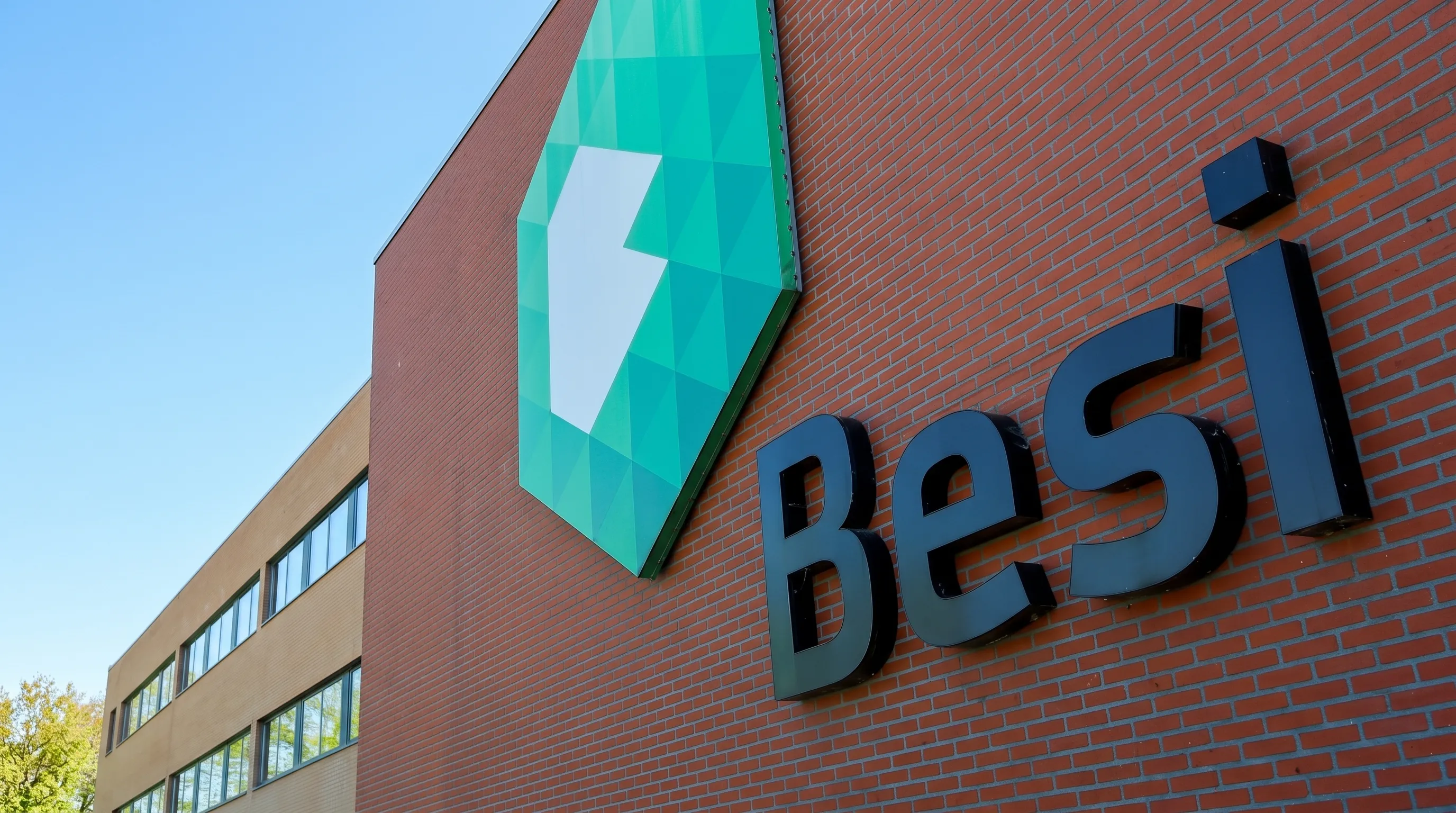 Besi Shares Fall 3 Percent as ASML Develops Rival Hybrid Bonding Product Besi Shares Fall 3 Percent as ASML Develops Rival Hybrid Bonding Product
