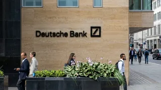 «دويتشه بنك» و«يو بي إس» يرفعان توقعات الفائدة في أوروبا وأمريكا بضغط التضخم 