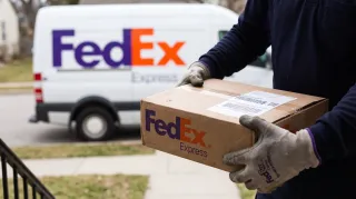 FedEx (FDX) Holds 331 USD as Freight Spin-Off and B2B Pivot Fuel an 81% Annual Rally