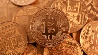 Bitcoin Retreats as US Legislative Gridlock Compounds Rate Friction