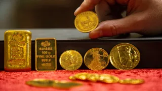 Gold Slides Amid Surging Oil and Fed Rate Hike Bets