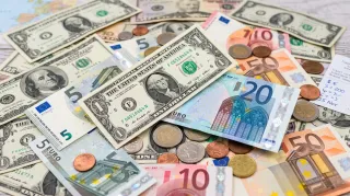 Dollar Holds Firm as French Fiscal Strain Keeps Euro on the Defensive