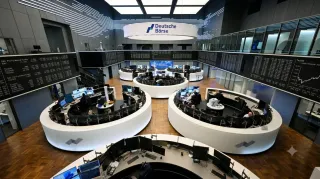 بين مطرقة هرمز ونتائج الأعمال.. مؤشرات أوروبا تتأرجح وقفزة جنونية لهذا السهم