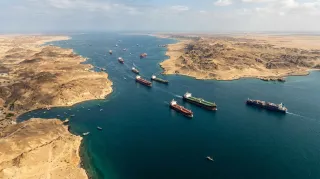 باب المندب تحت الضغط.. تقدم الحوثيين يهدد النفط والتجارة العالمية