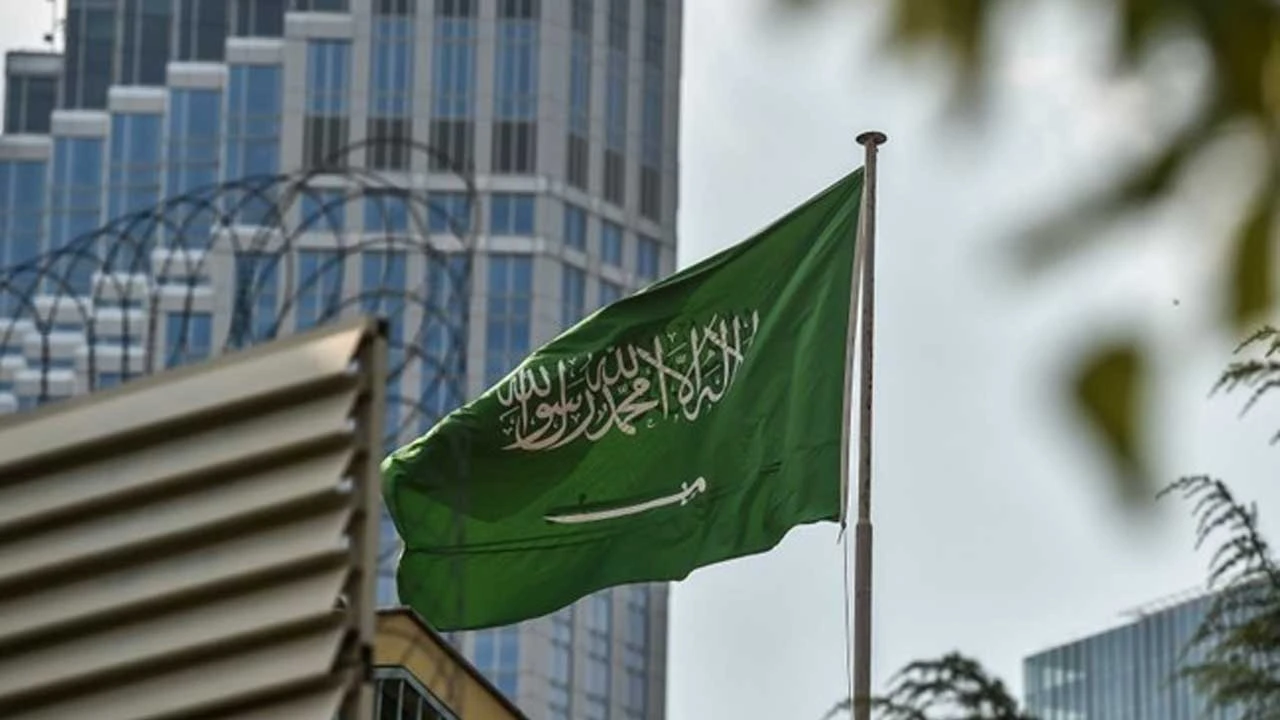 السعودية تتقدم إلى المرتبة الـ13 عالميًا في جذب الاستثمار الأجنبي المباشر السعودية تتقدم إلى المرتبة الـ13 عالميًا في جذب الاستثمار الأجنبي المباشر