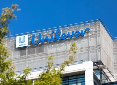 يونيليفر تجمد التوظيف عالميًا لمدة 3 شهور بسبب التوترات الجيوسياسية