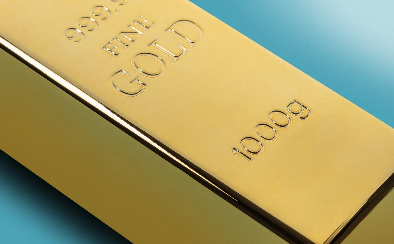 Gold Holds Steady as Inflation, Iran Risks Loom