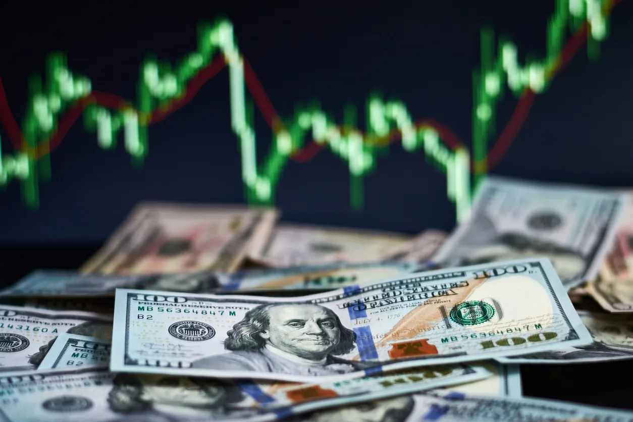 الدولار قرب أعلى مستوى أسبوعي وسط شكوك هدنة إيران