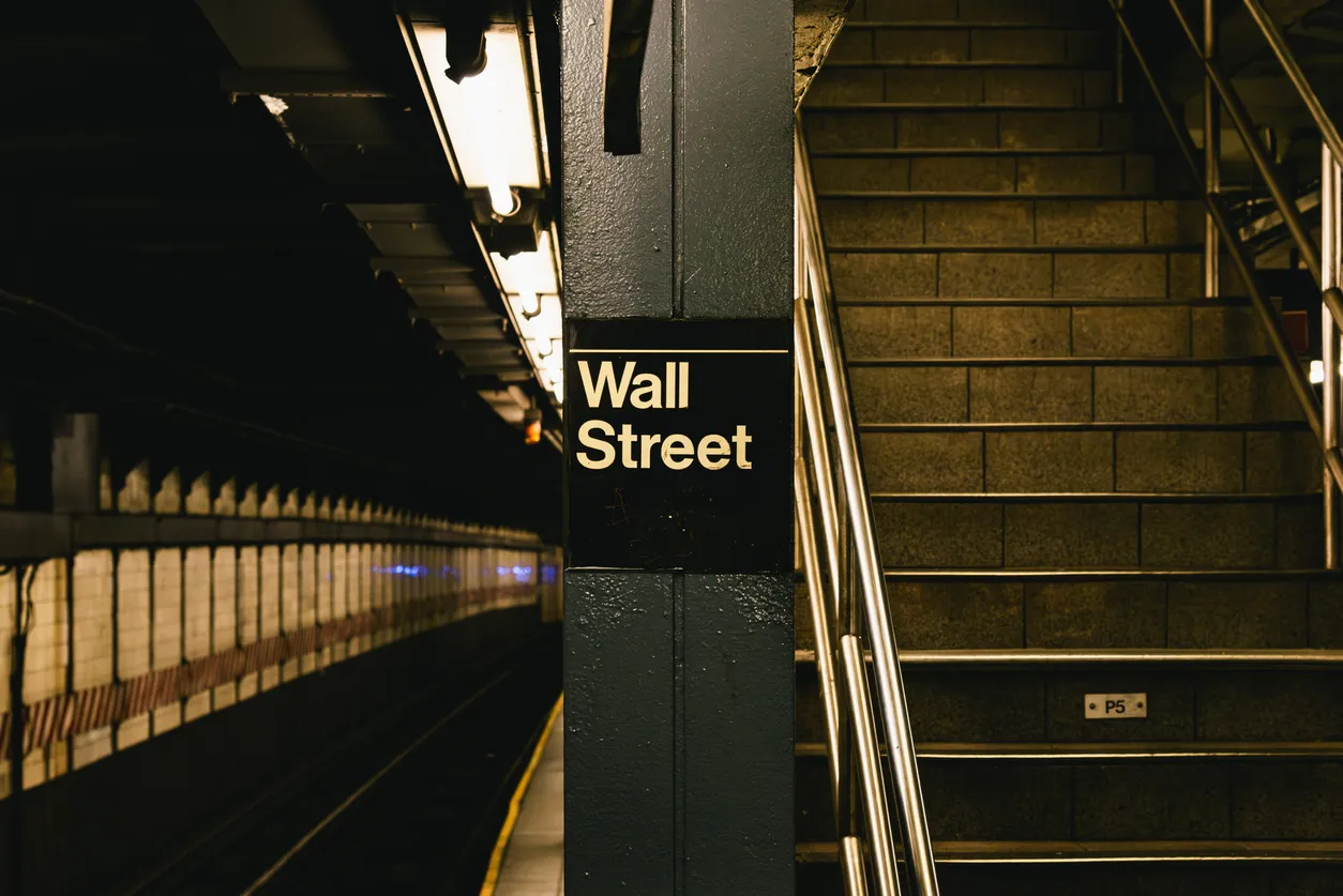 Wall St. Futures Dip on Iran Uncertainty, Earnings