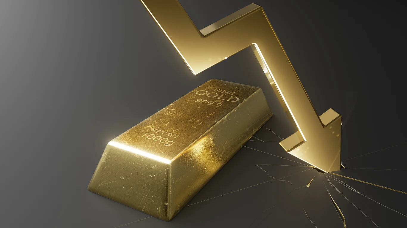 Gold Hits Over Six-Month Low on Rate Hike Concerns
