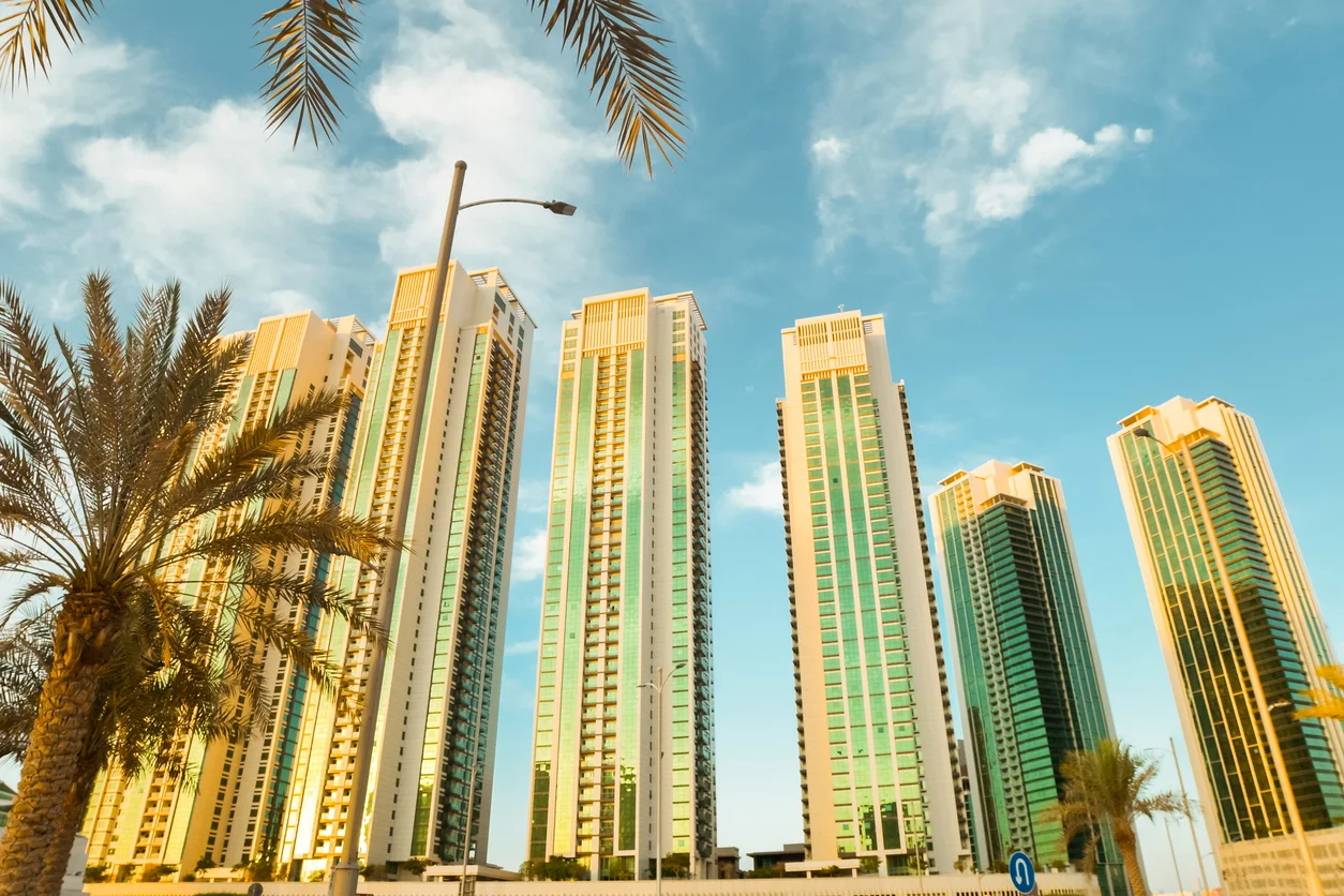 أبوظبي تثبت الإيجارات السكنية والتجارية مؤقتاً