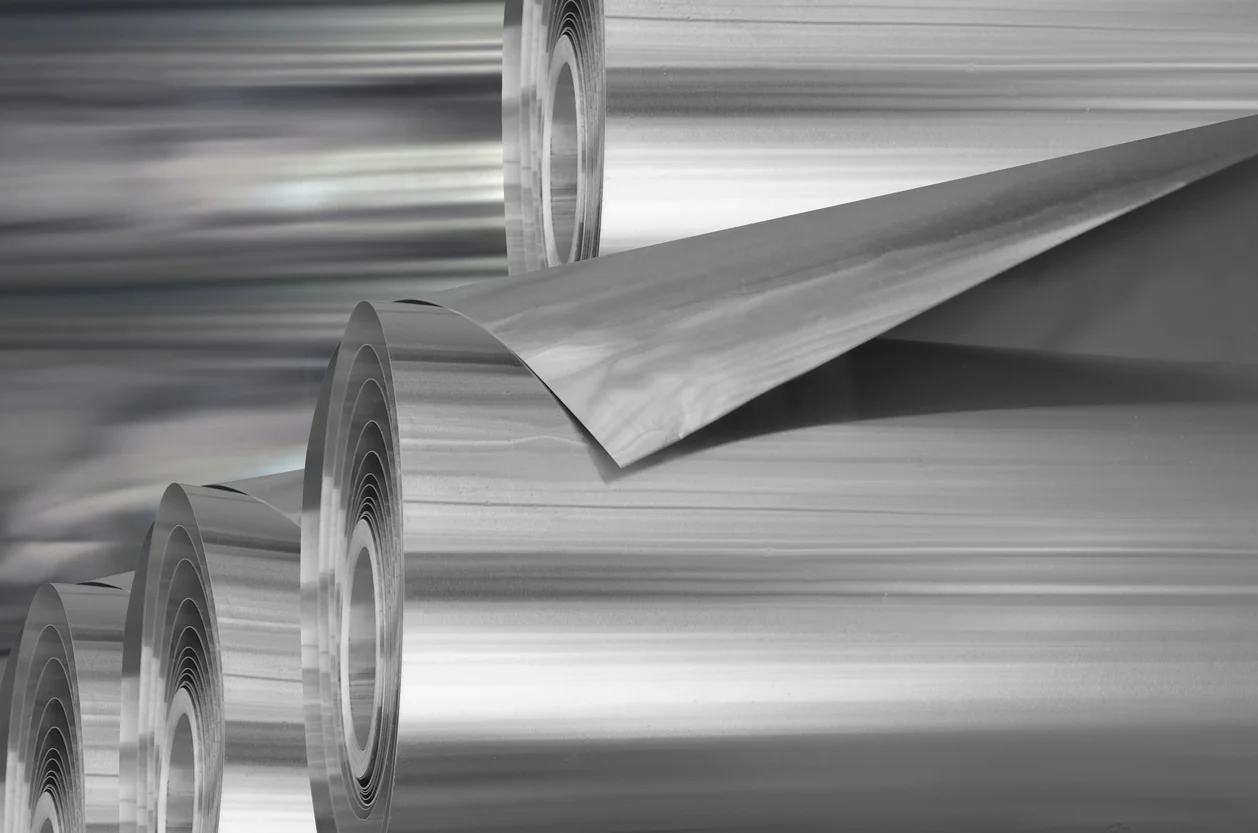 Aluminum Falls to One-Month Low on Iran Tensions, Rate Outlook