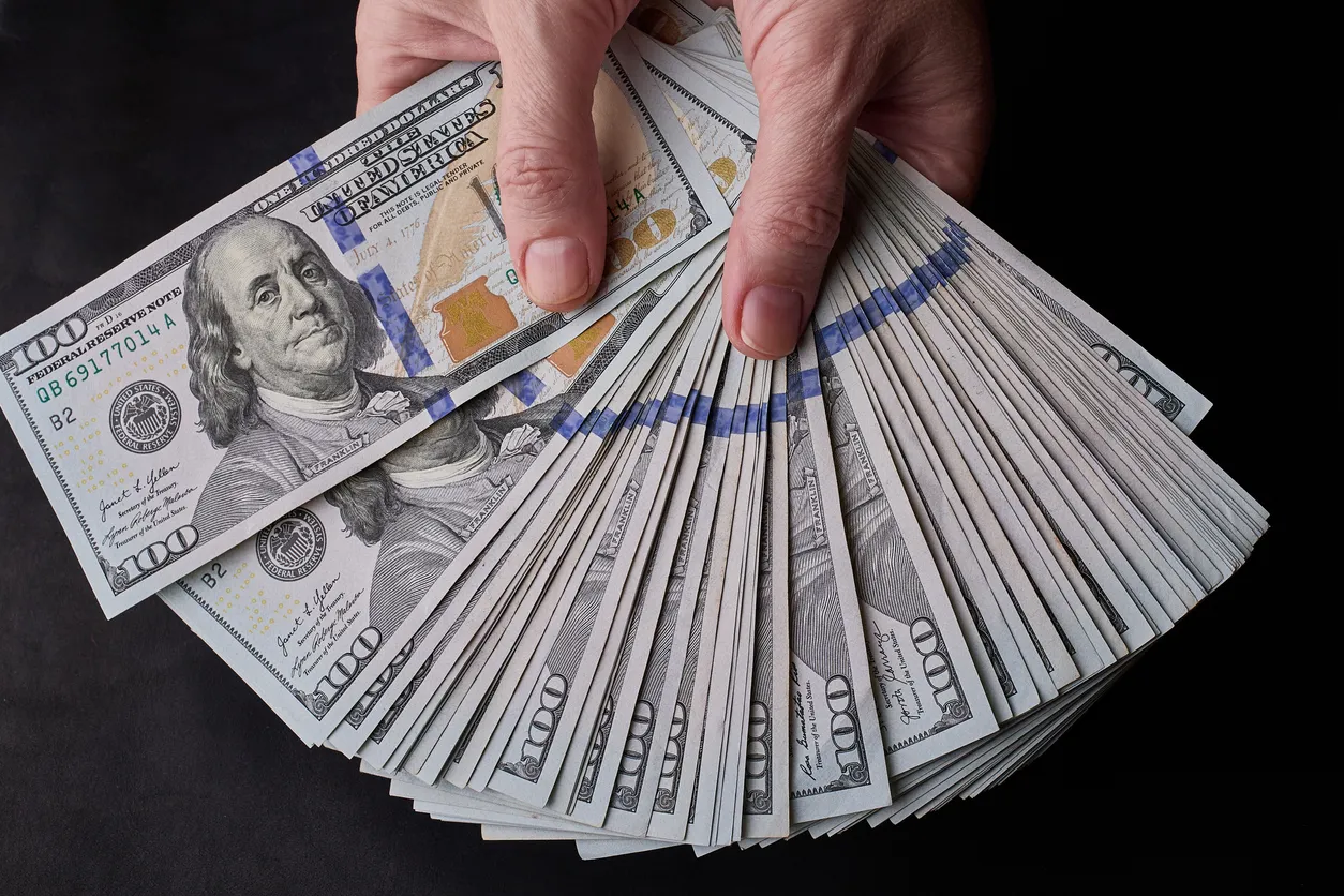 Dollar edges higher as Iran Ceasefire Nears Decision