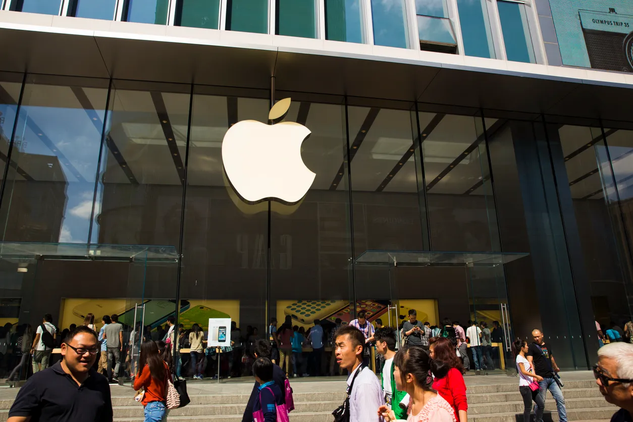 Apple COO visits China labs, meets suppliers.
