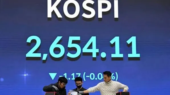 موجة بيع عنيفة تهوي بمؤشر "كوسبي" الكوري بـ 8.2% وتجبر بورصة سيول على تعليق التداول A violent sell-off sends Korea's Kospi index tumbling 8.2% and forces the Seoul stock exchange to suspend trading.