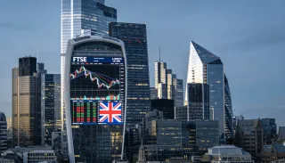 فوتسي يتراجع وسط توترات الشرق الأوسط.. والمؤشر يحافظ على مكاسب 19.6% خلال عام