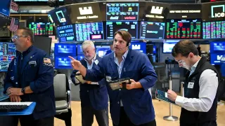 وول ستريت تستقر و مؤشر "S&P 500"  يتجه نحو تسجيل خسائر أسبوعية