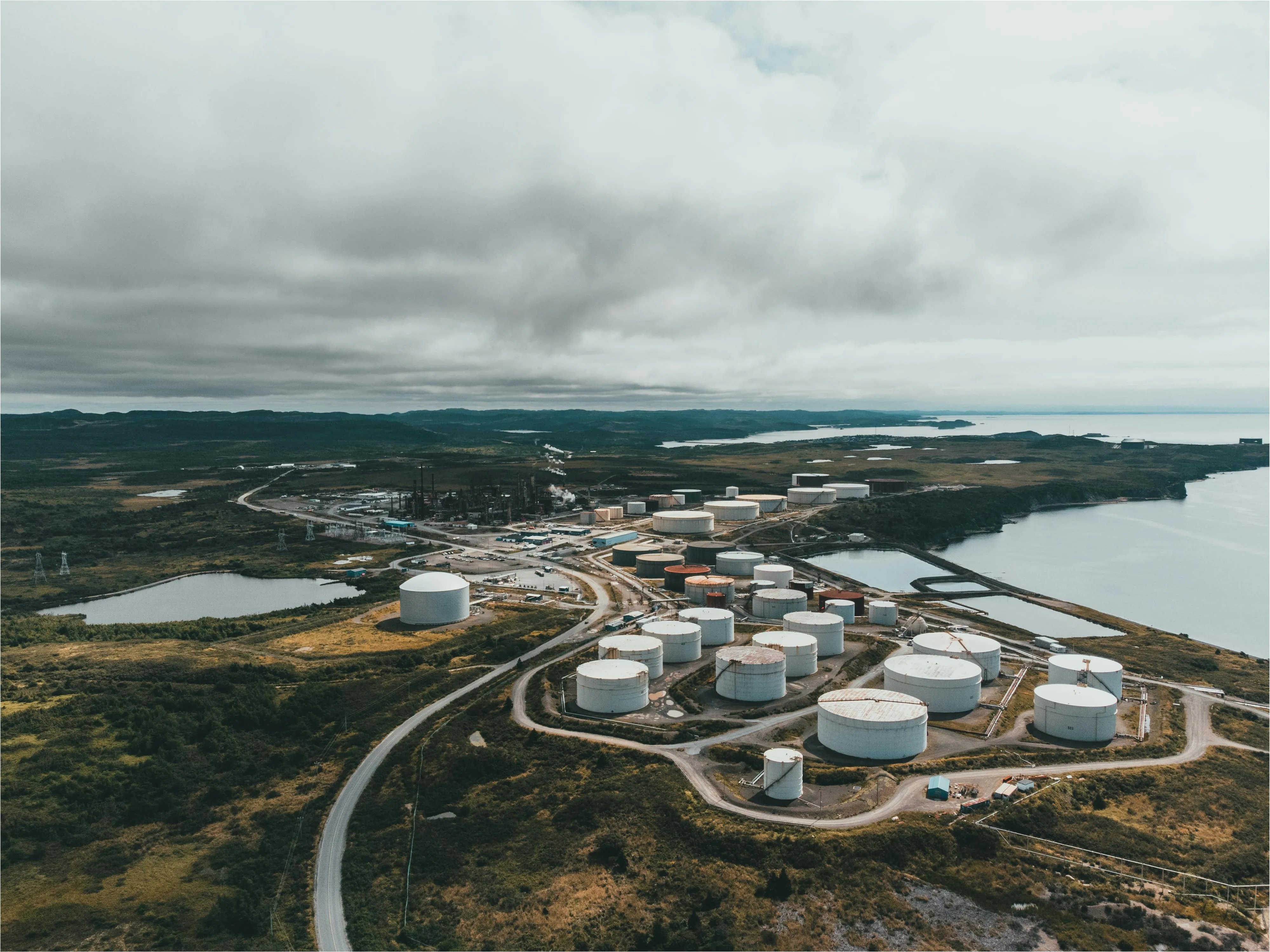 Oil Falls Weekly Despite Supply Disruptions