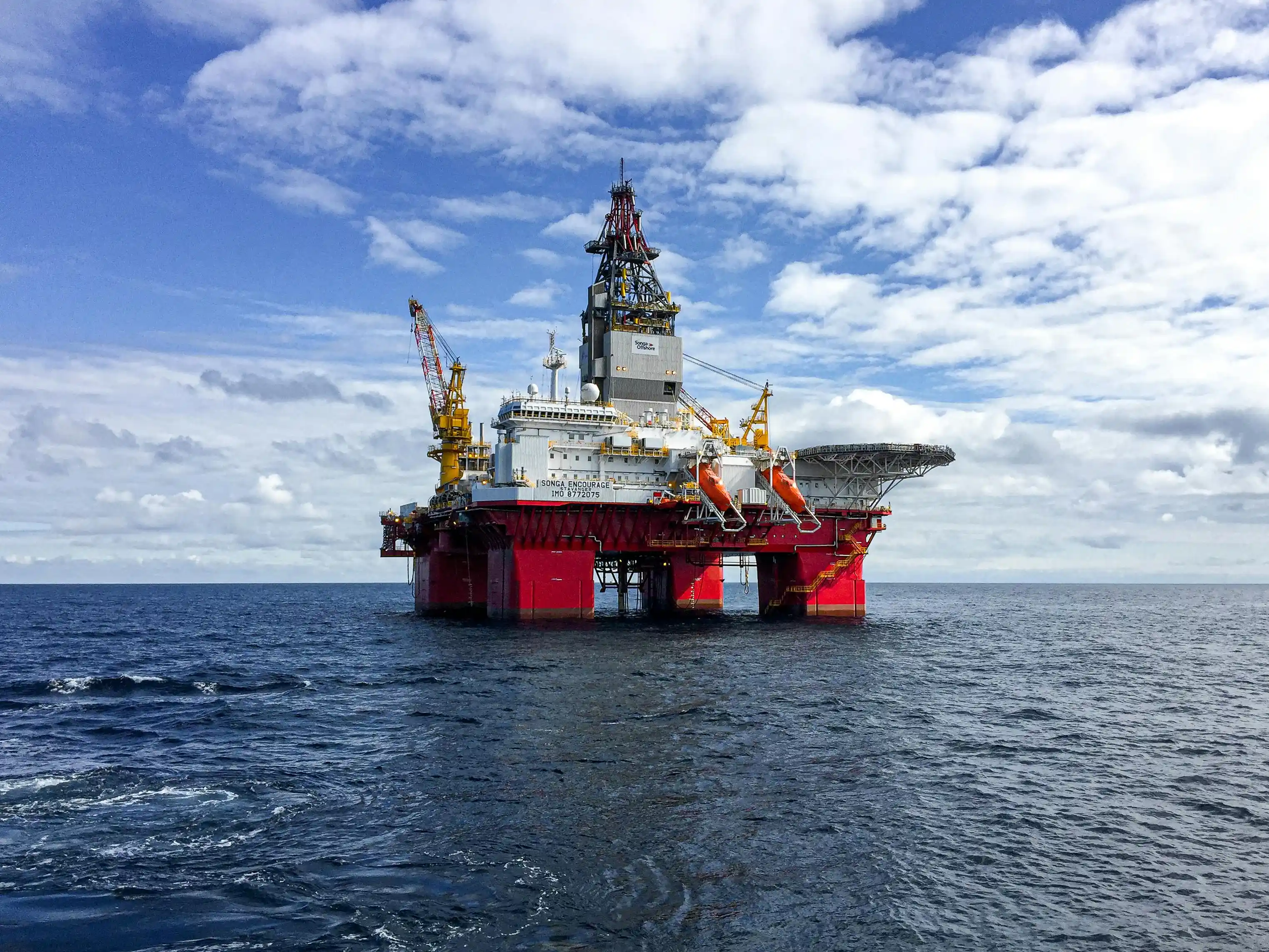 Oil Prices Rise 1% Amid Iran Gulf Threat Tensions