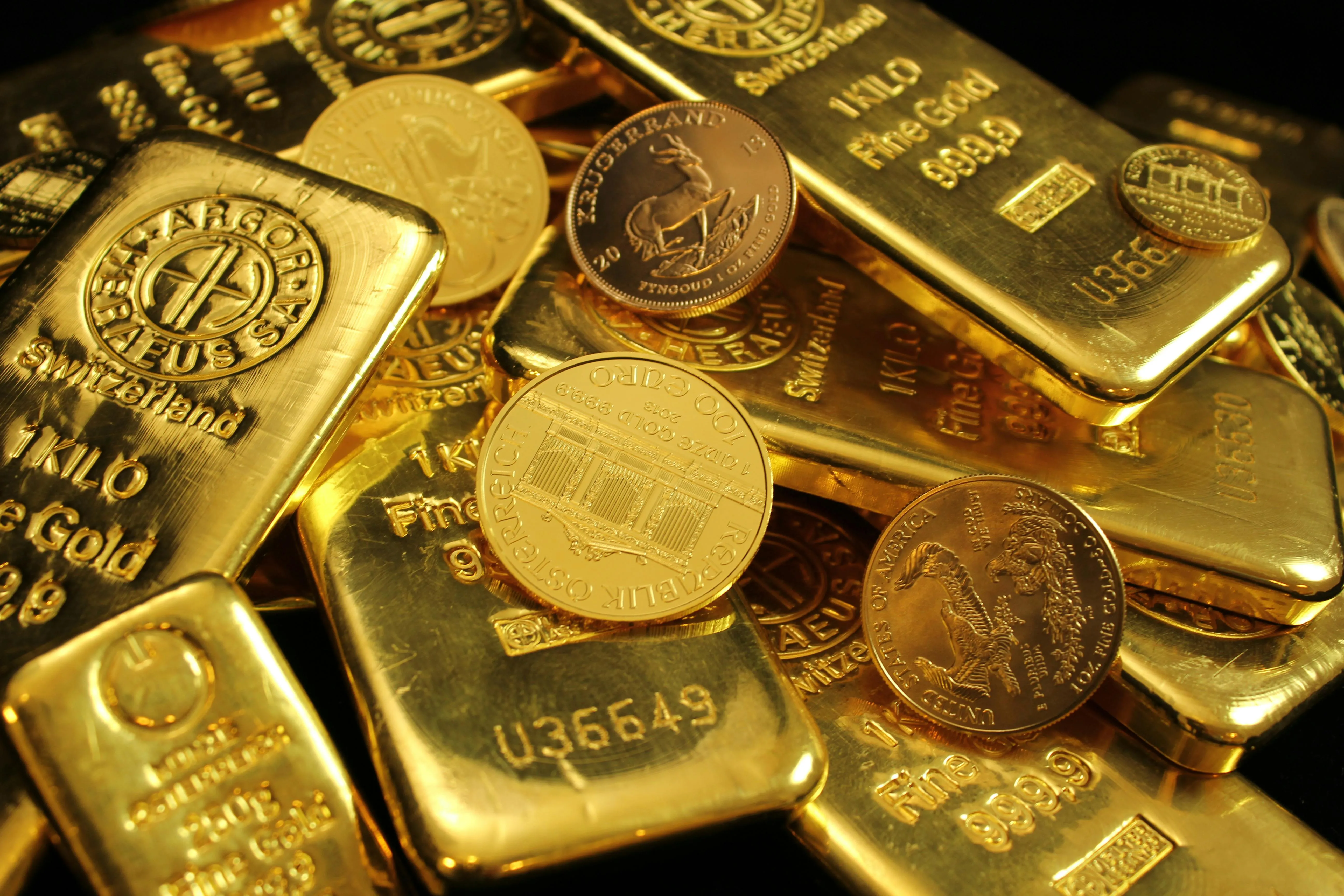 Gold Dips but Heads for Third Weekly Gain