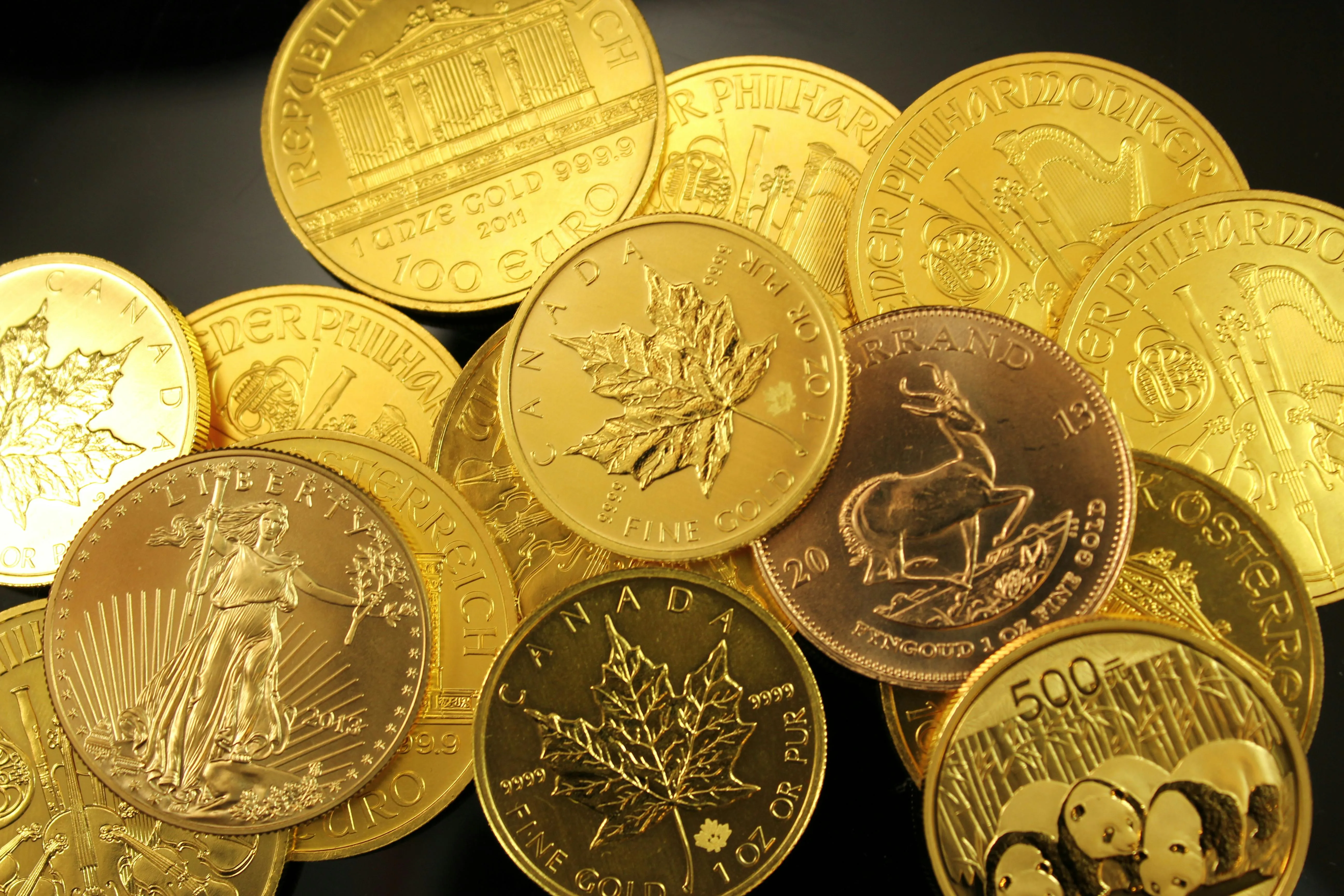 Gold Climbs as Dollar Softens on Peace Deal Hopes