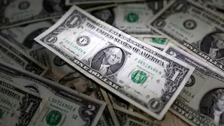 الدولار يفقد مكاسب الأسبوع ويتراجع أمام اليورو والإسترليني وسط ضغوط الأسهم